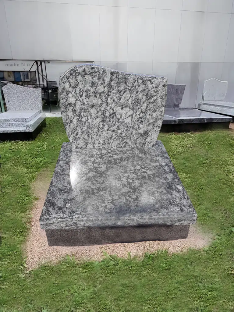 Pierre tombale en granite gris moucheté avec stèle asymétrique polie.